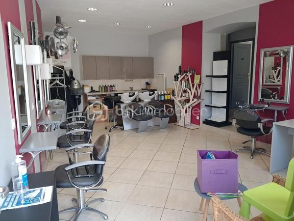 💈Vous êtes coiffeur(se) ou entrepreneur(se) dans le domaine de la beauté ?
Découvrez ce salon de coiffure mixte clé en main, idéalement situé à Baguer-Morvan, à proximité immédiate de Dol-de-Bretagne.

⭐ UN GROS POINT FORT : AUCUNE CONCURRENCE
✔ Seul salon sur la commune
✔ Clientèle locale fidèle
✔ Activité sécurisée et régulière

💇‍♀️ UN ESPACE PRÊT À TRAVAILLER
Surface d’environ 55 m², comprenant :
✔ 4 postes de coiffage
✔ 2 bacs de lavage
✔ 1 bureau
✔ 1 cuisine (confort au quotidien)

➡️ Salon fonctionnel, lumineux et agréable
📈 CLIENTÈLE FIDÉLISÉE & BONNE RENTABILITÉ
✔ Activité stable
✔ Bonne notoriété locale
✔ Chiffre d’affaires évolutif

🚀 FORT POTENTIEL DE DÉVELOPPEMENT
Possibilités d’augmenter le CA avec :
✔ Onglerie - Manucure ✔ Barbier
✔ Esthétique  ✔ Soins capillaires

👉 Idéal pour une première installation ou développer un concept beauté complet
📍 Emplacement stratégique – proche Dol-de-Bretagne
🔥 AFFAIRE À SAISIR RAPIDEMENT !
📞 Contactez-moi dès maintenant pour plus d’informations ou organiser une visite