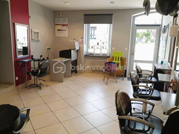 💈Vous êtes coiffeur(se) ou entrepreneur(se) dans le domaine de la beauté ?
Découvrez ce salon de coiffure mixte clé en main, idéalement situé à Baguer-Morvan, à proximité immédiate de Dol-de-Bretagne.

⭐ UN GROS POINT FORT : AUCUNE CONCURRENCE
✔ Seul salon sur la commune
✔ Clientèle locale fidèle
✔ Activité sécurisée et régulière

💇‍♀️ UN ESPACE PRÊT À TRAVAILLER
Surface d’environ 55 m², comprenant :
✔ 4 postes de coiffage
✔ 2 bacs de lavage
✔ 1 bureau
✔ 1 cuisine (confort au quotidien)

➡️ Salon fonctionnel, lumineux et agréable
📈 CLIENTÈLE FIDÉLISÉE & BONNE RENTABILITÉ
✔ Activité stable
✔ Bonne notoriété locale
✔ Chiffre d’affaires évolutif

🚀 FORT POTENTIEL DE DÉVELOPPEMENT
Possibilités d’augmenter le CA avec :
✔ Onglerie - Manucure ✔ Barbier
✔ Esthétique  ✔ Soins capillaires

👉 Idéal pour une première installation ou développer un concept beauté complet
📍 Emplacement stratégique – proche Dol-de-Bretagne
🔥 AFFAIRE À SAISIR RAPIDEMENT !
📞 Contactez-moi dès maintenant pour plus d’informations ou organiser une visite