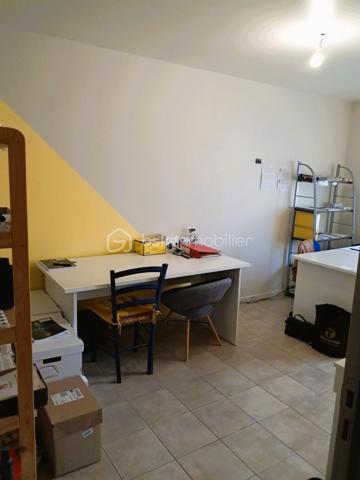 💈Vous êtes coiffeur(se) ou entrepreneur(se) dans le domaine de la beauté ?
Découvrez ce salon de coiffure mixte clé en main, idéalement situé à Baguer-Morvan, à proximité immédiate de Dol-de-Bretagne.

⭐ UN GROS POINT FORT : AUCUNE CONCURRENCE
✔ Seul salon sur la commune
✔ Clientèle locale fidèle
✔ Activité sécurisée et régulière

💇‍♀️ UN ESPACE PRÊT À TRAVAILLER
Surface d’environ 55 m², comprenant :
✔ 4 postes de coiffage
✔ 2 bacs de lavage
✔ 1 bureau
✔ 1 cuisine (confort au quotidien)

➡️ Salon fonctionnel, lumineux et agréable
📈 CLIENTÈLE FIDÉLISÉE & BONNE RENTABILITÉ
✔ Activité stable
✔ Bonne notoriété locale
✔ Chiffre d’affaires évolutif

🚀 FORT POTENTIEL DE DÉVELOPPEMENT
Possibilités d’augmenter le CA avec :
✔ Onglerie - Manucure ✔ Barbier
✔ Esthétique  ✔ Soins capillaires

👉 Idéal pour une première installation ou développer un concept beauté complet
📍 Emplacement stratégique – proche Dol-de-Bretagne
🔥 AFFAIRE À SAISIR RAPIDEMENT !
📞 Contactez-moi dès maintenant pour plus d’informations ou organiser une visite
