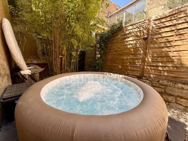 Maison de ville de 81 m² avec jardin privatif de 50 m2 et cave voûtée à vendre PERTUIS (84)