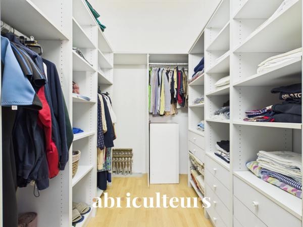 Superbe appartement traversant rénové en vente À 30 mètres du Port de Nice (06300)