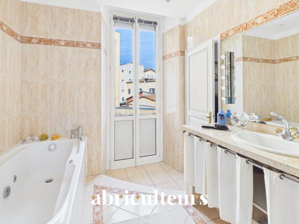 Superbe appartement traversant rénové en vente À 30 mètres du Port de Nice (06300)