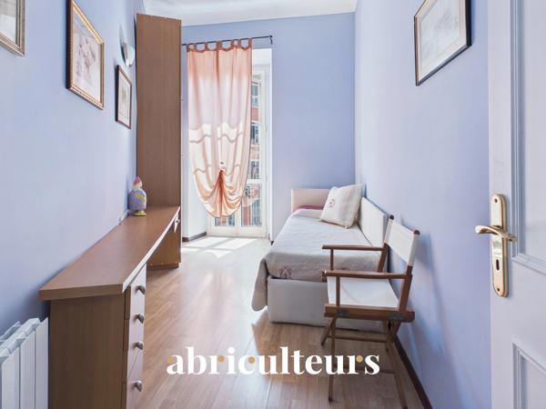 Superbe appartement traversant rénové en vente À 30 mètres du Port de Nice (06300)