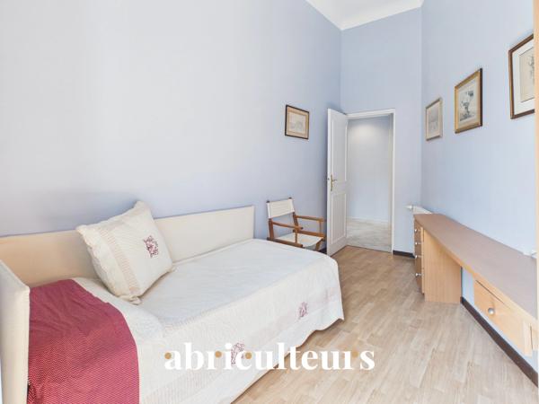 Superbe appartement traversant rénové en vente À 30 mètres du Port de Nice (06300)