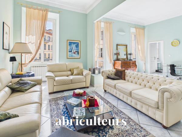 Superbe appartement traversant rénové en vente À 30 mètres du Port de Nice (06300)
