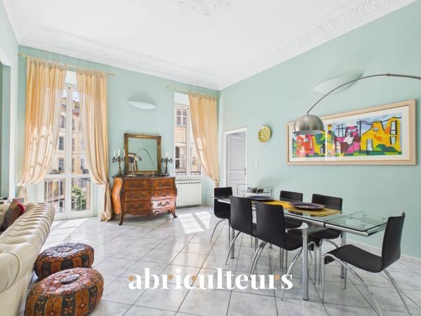 Superbe appartement traversant rénové en vente À 30 mètres du Port de Nice (06300)