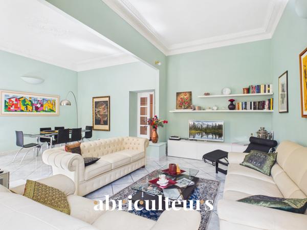 Superbe appartement traversant rénové en vente À 30 mètres du Port de Nice (06300)