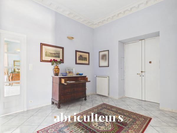 Superbe appartement traversant rénové en vente À 30 mètres du Port de Nice (06300)