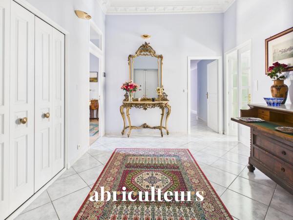 Superbe appartement traversant rénové en vente À 30 mètres du Port de Nice (06300)