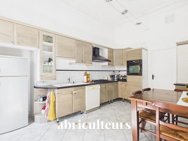 Superbe appartement traversant rénové en vente À 30 mètres du Port de Nice (06300)