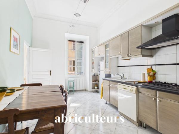 Superbe appartement traversant rénové en vente À 30 mètres du Port de Nice (06300)