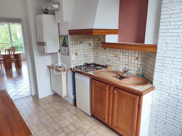 Idéalement situé proche à pied de la gare, des commerces et des écoles - avec accès direct au parc naturel du Perray, 4 pièces lumineux et sans vis-à-vis, comprenant: entrée, séjour, cuisine avec cellier, salle d'eau, wc, 3 chambres, placards et cave. Bon état général et chaudière neuve. Visite virtuelle disponible sur demande.