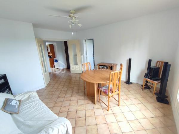 Idéalement situé proche à pied de la gare, des commerces et des écoles - avec accès direct au parc naturel du Perray, 4 pièces lumineux et sans vis-à-vis, comprenant: entrée, séjour, cuisine avec cellier, salle d'eau, wc, 3 chambres, placards et cave. Bon état général et chaudière neuve. Visite virtuelle disponible sur demande.