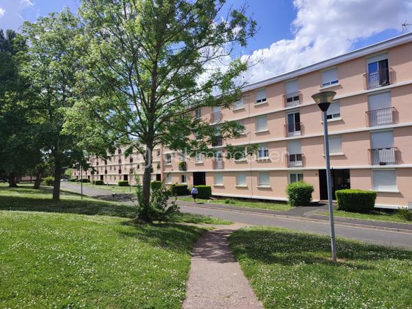Idéalement situé proche à pied de la gare, des commerces et des écoles - avec accès direct au parc naturel du Perray, 4 pièces lumineux et sans vis-à-vis, comprenant: entrée, séjour, cuisine avec cellier, salle d'eau, wc, 3 chambres, placards et cave. Bon état général et chaudière neuve. Visite virtuelle disponible sur demande.