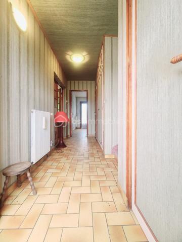 Sur la commune de Boissy-sous-Saint-Yon, venez découvrir ce pavillon indépendant d’environ 90m², édifié sur un sous-sol total.
Après avoir monté quelques marches, vous accédez à une terrasse menant à l’entrée de la maison. Celle-ci dessert une entrée, des WC séparés, une cuisine ainsi qu’un séjour/salle à manger traversant bénéficiant d’une belle luminosité grâce à son exposition Est/Ouest. Cet espace de vie permet également un accès direct aux deux terrasses, situées à l’avant et à l’arrière de la maison.
À l’étage, vous trouverez trois chambres ainsi qu’une salle de bains avec WC.
Le sous-sol est accessible aussi bien depuis l’intérieur de la maison que par le jardin et le garage. Il comprend une buanderie, une chaufferie, un grand garage ainsi qu’une pièce pouvant servir d’atelier.
Des travaux sont à prévoir, offrant un beau potentiel de personnalisation pour ce bien.
***** VISITE POSSIBLE 7j/7 sur rdv jusqu'à 21h30 *****
Je réponds aux mails, sms ou appels même tard le soir.