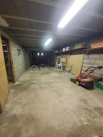 Sur la commune de Boissy-sous-Saint-Yon, venez découvrir ce pavillon indépendant d’environ 90m², édifié sur un sous-sol total.
Après avoir monté quelques marches, vous accédez à une terrasse menant à l’entrée de la maison. Celle-ci dessert une entrée, des WC séparés, une cuisine ainsi qu’un séjour/salle à manger traversant bénéficiant d’une belle luminosité grâce à son exposition Est/Ouest. Cet espace de vie permet également un accès direct aux deux terrasses, situées à l’avant et à l’arrière de la maison.
À l’étage, vous trouverez trois chambres ainsi qu’une salle de bains avec WC.
Le sous-sol est accessible aussi bien depuis l’intérieur de la maison que par le jardin et le garage. Il comprend une buanderie, une chaufferie, un grand garage ainsi qu’une pièce pouvant servir d’atelier.
Des travaux sont à prévoir, offrant un beau potentiel de personnalisation pour ce bien.
***** VISITE POSSIBLE 7j/7 sur rdv jusqu'à 21h30 *****
Je réponds aux mails, sms ou appels même tard le soir.