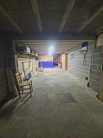 Sur la commune de Boissy-sous-Saint-Yon, venez découvrir ce pavillon indépendant d’environ 90m², édifié sur un sous-sol total.
Après avoir monté quelques marches, vous accédez à une terrasse menant à l’entrée de la maison. Celle-ci dessert une entrée, des WC séparés, une cuisine ainsi qu’un séjour/salle à manger traversant bénéficiant d’une belle luminosité grâce à son exposition Est/Ouest. Cet espace de vie permet également un accès direct aux deux terrasses, situées à l’avant et à l’arrière de la maison.
À l’étage, vous trouverez trois chambres ainsi qu’une salle de bains avec WC.
Le sous-sol est accessible aussi bien depuis l’intérieur de la maison que par le jardin et le garage. Il comprend une buanderie, une chaufferie, un grand garage ainsi qu’une pièce pouvant servir d’atelier.
Des travaux sont à prévoir, offrant un beau potentiel de personnalisation pour ce bien.
***** VISITE POSSIBLE 7j/7 sur rdv jusqu'à 21h30 *****
Je réponds aux mails, sms ou appels même tard le soir.