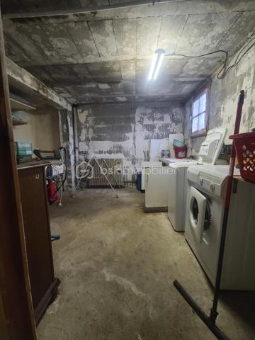 Sur la commune de Boissy-sous-Saint-Yon, venez découvrir ce pavillon indépendant d’environ 90m², édifié sur un sous-sol total.
Après avoir monté quelques marches, vous accédez à une terrasse menant à l’entrée de la maison. Celle-ci dessert une entrée, des WC séparés, une cuisine ainsi qu’un séjour/salle à manger traversant bénéficiant d’une belle luminosité grâce à son exposition Est/Ouest. Cet espace de vie permet également un accès direct aux deux terrasses, situées à l’avant et à l’arrière de la maison.
À l’étage, vous trouverez trois chambres ainsi qu’une salle de bains avec WC.
Le sous-sol est accessible aussi bien depuis l’intérieur de la maison que par le jardin et le garage. Il comprend une buanderie, une chaufferie, un grand garage ainsi qu’une pièce pouvant servir d’atelier.
Des travaux sont à prévoir, offrant un beau potentiel de personnalisation pour ce bien.
***** VISITE POSSIBLE 7j/7 sur rdv jusqu'à 21h30 *****
Je réponds aux mails, sms ou appels même tard le soir.