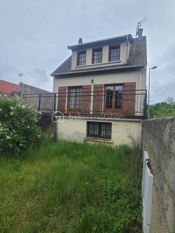 Sur la commune de Boissy-sous-Saint-Yon, venez découvrir ce pavillon indépendant d’environ 90m², édifié sur un sous-sol total.
Après avoir monté quelques marches, vous accédez à une terrasse menant à l’entrée de la maison. Celle-ci dessert une entrée, des WC séparés, une cuisine ainsi qu’un séjour/salle à manger traversant bénéficiant d’une belle luminosité grâce à son exposition Est/Ouest. Cet espace de vie permet également un accès direct aux deux terrasses, situées à l’avant et à l’arrière de la maison.
À l’étage, vous trouverez trois chambres ainsi qu’une salle de bains avec WC.
Le sous-sol est accessible aussi bien depuis l’intérieur de la maison que par le jardin et le garage. Il comprend une buanderie, une chaufferie, un grand garage ainsi qu’une pièce pouvant servir d’atelier.
Des travaux sont à prévoir, offrant un beau potentiel de personnalisation pour ce bien.
***** VISITE POSSIBLE 7j/7 sur rdv jusqu'à 21h30 *****
Je réponds aux mails, sms ou appels même tard le soir.