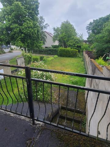 Sur la commune de Boissy-sous-Saint-Yon, venez découvrir ce pavillon indépendant d’environ 90m², édifié sur un sous-sol total.
Après avoir monté quelques marches, vous accédez à une terrasse menant à l’entrée de la maison. Celle-ci dessert une entrée, des WC séparés, une cuisine ainsi qu’un séjour/salle à manger traversant bénéficiant d’une belle luminosité grâce à son exposition Est/Ouest. Cet espace de vie permet également un accès direct aux deux terrasses, situées à l’avant et à l’arrière de la maison.
À l’étage, vous trouverez trois chambres ainsi qu’une salle de bains avec WC.
Le sous-sol est accessible aussi bien depuis l’intérieur de la maison que par le jardin et le garage. Il comprend une buanderie, une chaufferie, un grand garage ainsi qu’une pièce pouvant servir d’atelier.
Des travaux sont à prévoir, offrant un beau potentiel de personnalisation pour ce bien.
***** VISITE POSSIBLE 7j/7 sur rdv jusqu'à 21h30 *****
Je réponds aux mails, sms ou appels même tard le soir.