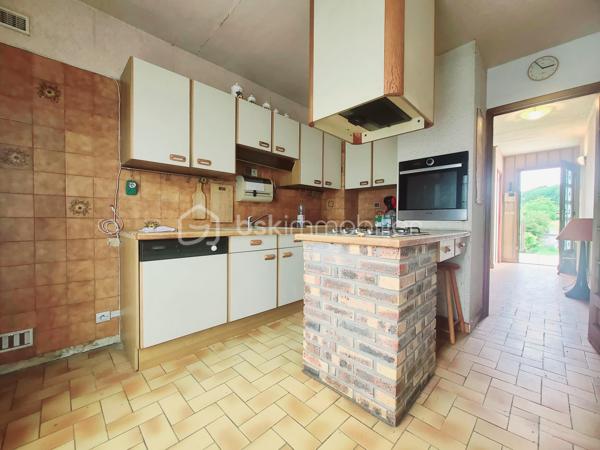 Sur la commune de Boissy-sous-Saint-Yon, venez découvrir ce pavillon indépendant d’environ 90m², édifié sur un sous-sol total.
Après avoir monté quelques marches, vous accédez à une terrasse menant à l’entrée de la maison. Celle-ci dessert une entrée, des WC séparés, une cuisine ainsi qu’un séjour/salle à manger traversant bénéficiant d’une belle luminosité grâce à son exposition Est/Ouest. Cet espace de vie permet également un accès direct aux deux terrasses, situées à l’avant et à l’arrière de la maison.
À l’étage, vous trouverez trois chambres ainsi qu’une salle de bains avec WC.
Le sous-sol est accessible aussi bien depuis l’intérieur de la maison que par le jardin et le garage. Il comprend une buanderie, une chaufferie, un grand garage ainsi qu’une pièce pouvant servir d’atelier.
Des travaux sont à prévoir, offrant un beau potentiel de personnalisation pour ce bien.
***** VISITE POSSIBLE 7j/7 sur rdv jusqu'à 21h30 *****
Je réponds aux mails, sms ou appels même tard le soir.