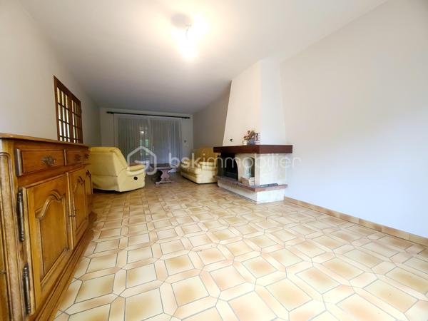 Sur la commune de Boissy-sous-Saint-Yon, venez découvrir ce pavillon indépendant d’environ 90m², édifié sur un sous-sol total.
Après avoir monté quelques marches, vous accédez à une terrasse menant à l’entrée de la maison. Celle-ci dessert une entrée, des WC séparés, une cuisine ainsi qu’un séjour/salle à manger traversant bénéficiant d’une belle luminosité grâce à son exposition Est/Ouest. Cet espace de vie permet également un accès direct aux deux terrasses, situées à l’avant et à l’arrière de la maison.
À l’étage, vous trouverez trois chambres ainsi qu’une salle de bains avec WC.
Le sous-sol est accessible aussi bien depuis l’intérieur de la maison que par le jardin et le garage. Il comprend une buanderie, une chaufferie, un grand garage ainsi qu’une pièce pouvant servir d’atelier.
Des travaux sont à prévoir, offrant un beau potentiel de personnalisation pour ce bien.
***** VISITE POSSIBLE 7j/7 sur rdv jusqu'à 21h30 *****
Je réponds aux mails, sms ou appels même tard le soir.