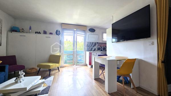 En exclusivité sur la commune de Ris-Orangis, découvrez ce charmant studio meublé de 28 m², parfaitement agencé, situé au 1er étage d'une résidence de 1993, bien entretenue.

Optimisé pour offrir un espace de vie fonctionnel et confortable, ce studio est vendu entièrement aménagé et meublé, avec un mobilier récent, permettant une installation immédiate sans travaux ni dépenses supplémentaires. Il se compose d'une belle pièce de vie ouvrant sur une cuisine aménagée et équipée, d'un balcon, d'une douche, d'un WC avec lavabo et de placards aménagés. 

Il constitue une excellente opportunité pour un primo-accédant souhaitant acquérir son premier logement ou pour un investisseur à la recherche d'un bien prêt à être loué.

Vous apprécierez sa proximité avec les commerces, les transports et l'ensemble des commodités, offrant un cadre de vie pratique au quotidien.

Les charges comprennent l'eau froide et l'entretien des parties communes, chauffage individuel électrique, la taxe foncière est de 738 euros. 

Les atouts du bien :

* Studio de 28 m² très bien agencé
* Résidence de 1993
* 1er étage
* Vendu entièrement meublé et équipé
* Mobilier récent
* Idéal premier achat ou investissement locatif
* Proche commerces, transports et commodités

📞 Une belle opportunité à découvrir sans tarder !