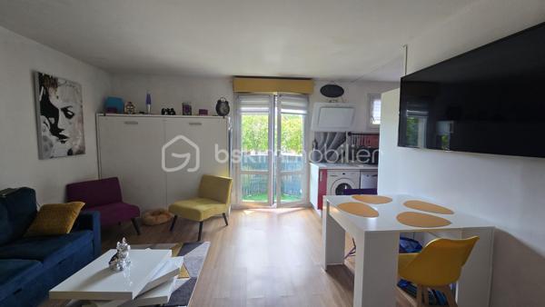 En exclusivité sur la commune de Ris-Orangis, découvrez ce charmant studio meublé de 28 m², parfaitement agencé, situé au 1er étage d'une résidence de 1993, bien entretenue.

Optimisé pour offrir un espace de vie fonctionnel et confortable, ce studio est vendu entièrement aménagé et meublé, avec un mobilier récent, permettant une installation immédiate sans travaux ni dépenses supplémentaires. Il se compose d'une belle pièce de vie ouvrant sur une cuisine aménagée et équipée, d'un balcon, d'une douche, d'un WC avec lavabo et de placards aménagés. 

Il constitue une excellente opportunité pour un primo-accédant souhaitant acquérir son premier logement ou pour un investisseur à la recherche d'un bien prêt à être loué.

Vous apprécierez sa proximité avec les commerces, les transports et l'ensemble des commodités, offrant un cadre de vie pratique au quotidien.

Les charges comprennent l'eau froide et l'entretien des parties communes, chauffage individuel électrique, la taxe foncière est de 738 euros. 

Les atouts du bien :

* Studio de 28 m² très bien agencé
* Résidence de 1993
* 1er étage
* Vendu entièrement meublé et équipé
* Mobilier récent
* Idéal premier achat ou investissement locatif
* Proche commerces, transports et commodités

📞 Une belle opportunité à découvrir sans tarder !