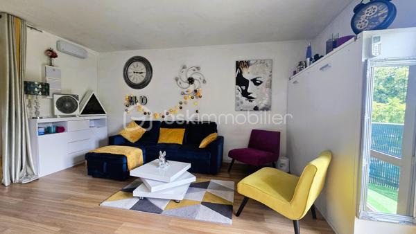 En exclusivité sur la commune de Ris-Orangis, découvrez ce charmant studio meublé de 28 m², parfaitement agencé, situé au 1er étage d'une résidence de 1993, bien entretenue.

Optimisé pour offrir un espace de vie fonctionnel et confortable, ce studio est vendu entièrement aménagé et meublé, avec un mobilier récent, permettant une installation immédiate sans travaux ni dépenses supplémentaires. Il se compose d'une belle pièce de vie ouvrant sur une cuisine aménagée et équipée, d'un balcon, d'une douche, d'un WC avec lavabo et de placards aménagés. 

Il constitue une excellente opportunité pour un primo-accédant souhaitant acquérir son premier logement ou pour un investisseur à la recherche d'un bien prêt à être loué.

Vous apprécierez sa proximité avec les commerces, les transports et l'ensemble des commodités, offrant un cadre de vie pratique au quotidien.

Les charges comprennent l'eau froide et l'entretien des parties communes, chauffage individuel électrique, la taxe foncière est de 738 euros. 

Les atouts du bien :

* Studio de 28 m² très bien agencé
* Résidence de 1993
* 1er étage
* Vendu entièrement meublé et équipé
* Mobilier récent
* Idéal premier achat ou investissement locatif
* Proche commerces, transports et commodités

📞 Une belle opportunité à découvrir sans tarder !