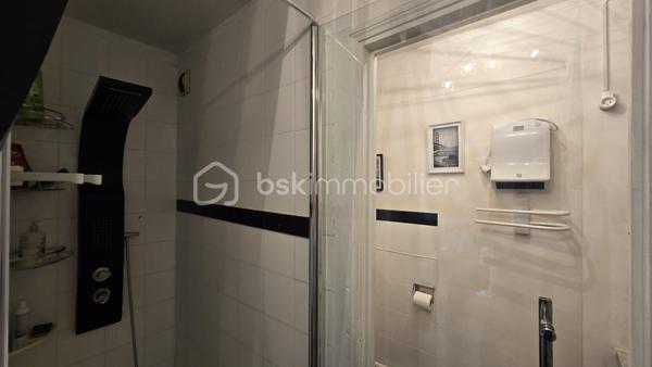 En exclusivité sur la commune de Ris-Orangis, découvrez ce charmant studio meublé de 28 m², parfaitement agencé, situé au 1er étage d'une résidence de 1993, bien entretenue.

Optimisé pour offrir un espace de vie fonctionnel et confortable, ce studio est vendu entièrement aménagé et meublé, avec un mobilier récent, permettant une installation immédiate sans travaux ni dépenses supplémentaires. Il se compose d'une belle pièce de vie ouvrant sur une cuisine aménagée et équipée, d'un balcon, d'une douche, d'un WC avec lavabo et de placards aménagés. 

Il constitue une excellente opportunité pour un primo-accédant souhaitant acquérir son premier logement ou pour un investisseur à la recherche d'un bien prêt à être loué.

Vous apprécierez sa proximité avec les commerces, les transports et l'ensemble des commodités, offrant un cadre de vie pratique au quotidien.

Les charges comprennent l'eau froide et l'entretien des parties communes, chauffage individuel électrique, la taxe foncière est de 738 euros. 

Les atouts du bien :

* Studio de 28 m² très bien agencé
* Résidence de 1993
* 1er étage
* Vendu entièrement meublé et équipé
* Mobilier récent
* Idéal premier achat ou investissement locatif
* Proche commerces, transports et commodités

📞 Une belle opportunité à découvrir sans tarder !