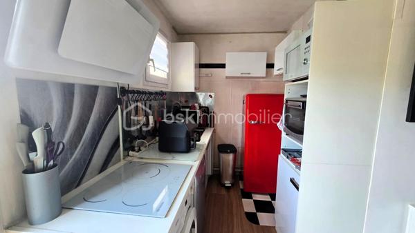 En exclusivité sur la commune de Ris-Orangis, découvrez ce charmant studio meublé de 28 m², parfaitement agencé, situé au 1er étage d'une résidence de 1993, bien entretenue.

Optimisé pour offrir un espace de vie fonctionnel et confortable, ce studio est vendu entièrement aménagé et meublé, avec un mobilier récent, permettant une installation immédiate sans travaux ni dépenses supplémentaires. Il se compose d'une belle pièce de vie ouvrant sur une cuisine aménagée et équipée, d'un balcon, d'une douche, d'un WC avec lavabo et de placards aménagés. 

Il constitue une excellente opportunité pour un primo-accédant souhaitant acquérir son premier logement ou pour un investisseur à la recherche d'un bien prêt à être loué.

Vous apprécierez sa proximité avec les commerces, les transports et l'ensemble des commodités, offrant un cadre de vie pratique au quotidien.

Les charges comprennent l'eau froide et l'entretien des parties communes, chauffage individuel électrique, la taxe foncière est de 738 euros. 

Les atouts du bien :

* Studio de 28 m² très bien agencé
* Résidence de 1993
* 1er étage
* Vendu entièrement meublé et équipé
* Mobilier récent
* Idéal premier achat ou investissement locatif
* Proche commerces, transports et commodités

📞 Une belle opportunité à découvrir sans tarder !
