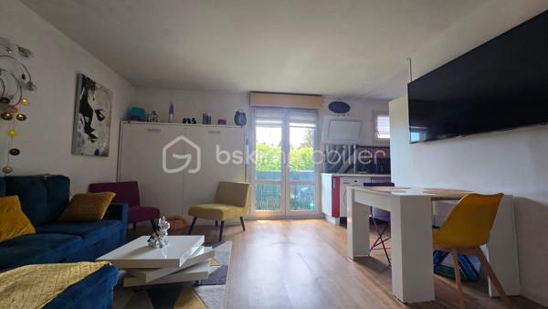 En exclusivité sur la commune de Ris-Orangis, découvrez ce charmant studio meublé de 28 m², parfaitement agencé, situé au 1er étage d'une résidence de 1993, bien entretenue.

Optimisé pour offrir un espace de vie fonctionnel et confortable, ce studio est vendu entièrement aménagé et meublé, avec un mobilier récent, permettant une installation immédiate sans travaux ni dépenses supplémentaires. Il se compose d'une belle pièce de vie ouvrant sur une cuisine aménagée et équipée, d'un balcon, d'une douche, d'un WC avec lavabo et de placards aménagés. 

Il constitue une excellente opportunité pour un primo-accédant souhaitant acquérir son premier logement ou pour un investisseur à la recherche d'un bien prêt à être loué.

Vous apprécierez sa proximité avec les commerces, les transports et l'ensemble des commodités, offrant un cadre de vie pratique au quotidien.

Les charges comprennent l'eau froide et l'entretien des parties communes, chauffage individuel électrique, la taxe foncière est de 738 euros. 

Les atouts du bien :

* Studio de 28 m² très bien agencé
* Résidence de 1993
* 1er étage
* Vendu entièrement meublé et équipé
* Mobilier récent
* Idéal premier achat ou investissement locatif
* Proche commerces, transports et commodités

📞 Une belle opportunité à découvrir sans tarder !