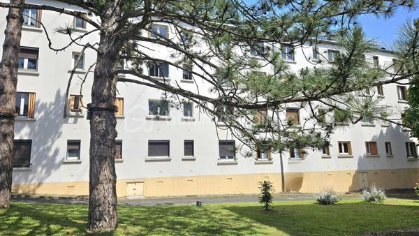 Idéalement situé à Chelles, au sein de la Résidence des Prés, découvrez le potentiel de cet appartement F4 de 61 m² qui n'attend que votre projet de rénovation pour révéler tout son cachet.

De la crèche au lycée, toutes les structures scolaires (maternelle, primaire, collège, lycée) et les commerces locaux sont à proximité immédiate.

La gare de Chelles-Gournay est accessible en seulement 10 minutes grâce aux lignes de bus situées au pied de l'immeuble.

Niché au 4ème et dernier étage (sans ascenseur), ce bien bénéficie d'une belle luminosité et d'un calme appréciable, sans vis-à-vis.

Cet appartement comprend : Une entrée desservant un double séjour lumineux donnant sur un balcon.
La configuration permet très facilement de créer une 3ème chambre selon vos besoins.

Il est composé également d’une cuisine indépendante, 2 chambres, une salle de douche, un WC séparé et un couloir équipé de rangements intégrés.

Une grande cave de 10 m² ainsi qu'une place de parking extérieure sécurisée complètent ce bien.

Pour améliorer la performance énergétique du logement et passer d'une note F à D, les travaux requis consistent principalement en l'isolation des murs par l'intérieur

LES PLUS :
+  Fenêtres double vitrage PVC
+ Les charges comprennent l’eau froide et le chauffage.
+ Idéalement situé
+ Résidence sécurisée