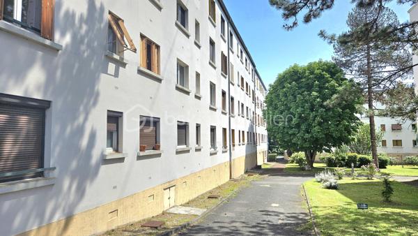 Idéalement situé à Chelles, au sein de la Résidence des Prés, découvrez le potentiel de cet appartement F4 de 61 m² qui n'attend que votre projet de rénovation pour révéler tout son cachet.

De la crèche au lycée, toutes les structures scolaires (maternelle, primaire, collège, lycée) et les commerces locaux sont à proximité immédiate.

La gare de Chelles-Gournay est accessible en seulement 10 minutes grâce aux lignes de bus situées au pied de l'immeuble.

Niché au 4ème et dernier étage (sans ascenseur), ce bien bénéficie d'une belle luminosité et d'un calme appréciable, sans vis-à-vis.

Cet appartement comprend : Une entrée desservant un double séjour lumineux donnant sur un balcon.
La configuration permet très facilement de créer une 3ème chambre selon vos besoins.

Il est composé également d’une cuisine indépendante, 2 chambres, une salle de douche, un WC séparé et un couloir équipé de rangements intégrés.

Une grande cave de 10 m² ainsi qu'une place de parking extérieure sécurisée complètent ce bien.

Pour améliorer la performance énergétique du logement et passer d'une note F à D, les travaux requis consistent principalement en l'isolation des murs par l'intérieur

LES PLUS :
+  Fenêtres double vitrage PVC
+ Les charges comprennent l’eau froide et le chauffage.
+ Idéalement situé
+ Résidence sécurisée