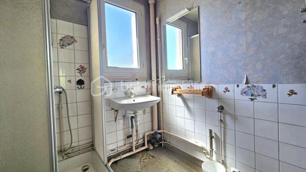 Idéalement situé à Chelles, au sein de la Résidence des Prés, découvrez le potentiel de cet appartement F4 de 61 m² qui n'attend que votre projet de rénovation pour révéler tout son cachet.

De la crèche au lycée, toutes les structures scolaires (maternelle, primaire, collège, lycée) et les commerces locaux sont à proximité immédiate.

La gare de Chelles-Gournay est accessible en seulement 10 minutes grâce aux lignes de bus situées au pied de l'immeuble.

Niché au 4ème et dernier étage (sans ascenseur), ce bien bénéficie d'une belle luminosité et d'un calme appréciable, sans vis-à-vis.

Cet appartement comprend : Une entrée desservant un double séjour lumineux donnant sur un balcon.
La configuration permet très facilement de créer une 3ème chambre selon vos besoins.

Il est composé également d’une cuisine indépendante, 2 chambres, une salle de douche, un WC séparé et un couloir équipé de rangements intégrés.

Une grande cave de 10 m² ainsi qu'une place de parking extérieure sécurisée complètent ce bien.

Pour améliorer la performance énergétique du logement et passer d'une note F à D, les travaux requis consistent principalement en l'isolation des murs par l'intérieur

LES PLUS :
+  Fenêtres double vitrage PVC
+ Les charges comprennent l’eau froide et le chauffage.
+ Idéalement situé
+ Résidence sécurisée