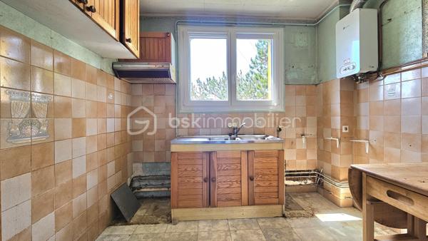 Idéalement situé à Chelles, au sein de la Résidence des Prés, découvrez le potentiel de cet appartement F4 de 61 m² qui n'attend que votre projet de rénovation pour révéler tout son cachet.

De la crèche au lycée, toutes les structures scolaires (maternelle, primaire, collège, lycée) et les commerces locaux sont à proximité immédiate.

La gare de Chelles-Gournay est accessible en seulement 10 minutes grâce aux lignes de bus situées au pied de l'immeuble.

Niché au 4ème et dernier étage (sans ascenseur), ce bien bénéficie d'une belle luminosité et d'un calme appréciable, sans vis-à-vis.

Cet appartement comprend : Une entrée desservant un double séjour lumineux donnant sur un balcon.
La configuration permet très facilement de créer une 3ème chambre selon vos besoins.

Il est composé également d’une cuisine indépendante, 2 chambres, une salle de douche, un WC séparé et un couloir équipé de rangements intégrés.

Une grande cave de 10 m² ainsi qu'une place de parking extérieure sécurisée complètent ce bien.

Pour améliorer la performance énergétique du logement et passer d'une note F à D, les travaux requis consistent principalement en l'isolation des murs par l'intérieur

LES PLUS :
+  Fenêtres double vitrage PVC
+ Les charges comprennent l’eau froide et le chauffage.
+ Idéalement situé
+ Résidence sécurisée