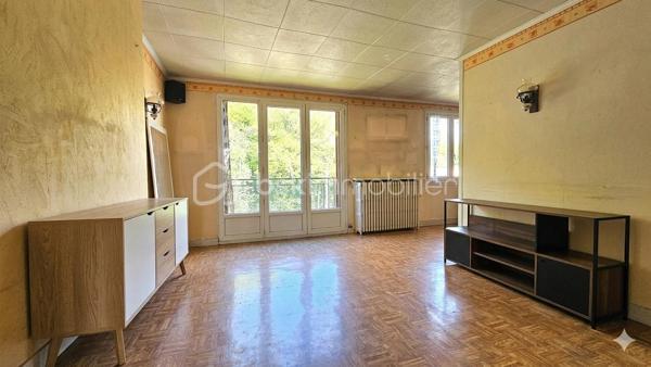 Idéalement situé à Chelles, au sein de la Résidence des Prés, découvrez le potentiel de cet appartement F4 de 61 m² qui n'attend que votre projet de rénovation pour révéler tout son cachet.

De la crèche au lycée, toutes les structures scolaires (maternelle, primaire, collège, lycée) et les commerces locaux sont à proximité immédiate.

La gare de Chelles-Gournay est accessible en seulement 10 minutes grâce aux lignes de bus situées au pied de l'immeuble.

Niché au 4ème et dernier étage (sans ascenseur), ce bien bénéficie d'une belle luminosité et d'un calme appréciable, sans vis-à-vis.

Cet appartement comprend : Une entrée desservant un double séjour lumineux donnant sur un balcon.
La configuration permet très facilement de créer une 3ème chambre selon vos besoins.

Il est composé également d’une cuisine indépendante, 2 chambres, une salle de douche, un WC séparé et un couloir équipé de rangements intégrés.

Une grande cave de 10 m² ainsi qu'une place de parking extérieure sécurisée complètent ce bien.

Pour améliorer la performance énergétique du logement et passer d'une note F à D, les travaux requis consistent principalement en l'isolation des murs par l'intérieur

LES PLUS :
+  Fenêtres double vitrage PVC
+ Les charges comprennent l’eau froide et le chauffage.
+ Idéalement situé
+ Résidence sécurisée
