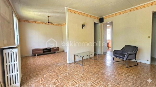 Idéalement situé à Chelles, au sein de la Résidence des Prés, découvrez le potentiel de cet appartement F4 de 61 m² qui n'attend que votre projet de rénovation pour révéler tout son cachet.

De la crèche au lycée, toutes les structures scolaires (maternelle, primaire, collège, lycée) et les commerces locaux sont à proximité immédiate.

La gare de Chelles-Gournay est accessible en seulement 10 minutes grâce aux lignes de bus situées au pied de l'immeuble.

Niché au 4ème et dernier étage (sans ascenseur), ce bien bénéficie d'une belle luminosité et d'un calme appréciable, sans vis-à-vis.

Cet appartement comprend : Une entrée desservant un double séjour lumineux donnant sur un balcon.
La configuration permet très facilement de créer une 3ème chambre selon vos besoins.

Il est composé également d’une cuisine indépendante, 2 chambres, une salle de douche, un WC séparé et un couloir équipé de rangements intégrés.

Une grande cave de 10 m² ainsi qu'une place de parking extérieure sécurisée complètent ce bien.

Pour améliorer la performance énergétique du logement et passer d'une note F à D, les travaux requis consistent principalement en l'isolation des murs par l'intérieur

LES PLUS :
+  Fenêtres double vitrage PVC
+ Les charges comprennent l’eau froide et le chauffage.
+ Idéalement situé
+ Résidence sécurisée