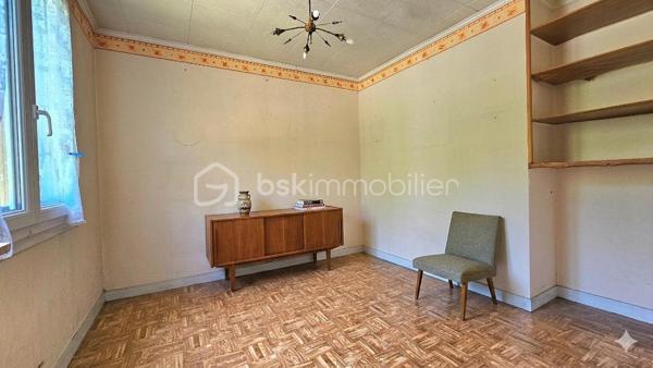 Idéalement situé à Chelles, au sein de la Résidence des Prés, découvrez le potentiel de cet appartement F4 de 61 m² qui n'attend que votre projet de rénovation pour révéler tout son cachet.

De la crèche au lycée, toutes les structures scolaires (maternelle, primaire, collège, lycée) et les commerces locaux sont à proximité immédiate.

La gare de Chelles-Gournay est accessible en seulement 10 minutes grâce aux lignes de bus situées au pied de l'immeuble.

Niché au 4ème et dernier étage (sans ascenseur), ce bien bénéficie d'une belle luminosité et d'un calme appréciable, sans vis-à-vis.

Cet appartement comprend : Une entrée desservant un double séjour lumineux donnant sur un balcon.
La configuration permet très facilement de créer une 3ème chambre selon vos besoins.

Il est composé également d’une cuisine indépendante, 2 chambres, une salle de douche, un WC séparé et un couloir équipé de rangements intégrés.

Une grande cave de 10 m² ainsi qu'une place de parking extérieure sécurisée complètent ce bien.

Pour améliorer la performance énergétique du logement et passer d'une note F à D, les travaux requis consistent principalement en l'isolation des murs par l'intérieur

LES PLUS :
+  Fenêtres double vitrage PVC
+ Les charges comprennent l’eau froide et le chauffage.
+ Idéalement situé
+ Résidence sécurisée