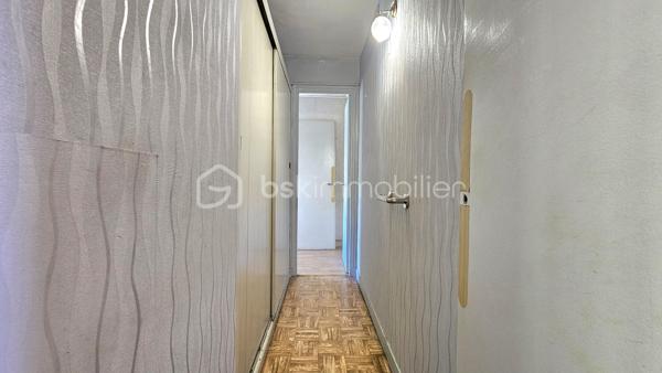 Idéalement situé à Chelles, au sein de la Résidence des Prés, découvrez le potentiel de cet appartement F4 de 61 m² qui n'attend que votre projet de rénovation pour révéler tout son cachet.

De la crèche au lycée, toutes les structures scolaires (maternelle, primaire, collège, lycée) et les commerces locaux sont à proximité immédiate.

La gare de Chelles-Gournay est accessible en seulement 10 minutes grâce aux lignes de bus situées au pied de l'immeuble.

Niché au 4ème et dernier étage (sans ascenseur), ce bien bénéficie d'une belle luminosité et d'un calme appréciable, sans vis-à-vis.

Cet appartement comprend : Une entrée desservant un double séjour lumineux donnant sur un balcon.
La configuration permet très facilement de créer une 3ème chambre selon vos besoins.

Il est composé également d’une cuisine indépendante, 2 chambres, une salle de douche, un WC séparé et un couloir équipé de rangements intégrés.

Une grande cave de 10 m² ainsi qu'une place de parking extérieure sécurisée complètent ce bien.

Pour améliorer la performance énergétique du logement et passer d'une note F à D, les travaux requis consistent principalement en l'isolation des murs par l'intérieur

LES PLUS :
+  Fenêtres double vitrage PVC
+ Les charges comprennent l’eau froide et le chauffage.
+ Idéalement situé
+ Résidence sécurisée