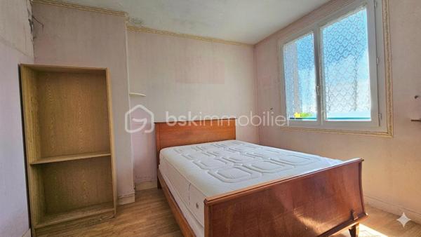 Idéalement situé à Chelles, au sein de la Résidence des Prés, découvrez le potentiel de cet appartement F4 de 61 m² qui n'attend que votre projet de rénovation pour révéler tout son cachet.

De la crèche au lycée, toutes les structures scolaires (maternelle, primaire, collège, lycée) et les commerces locaux sont à proximité immédiate.

La gare de Chelles-Gournay est accessible en seulement 10 minutes grâce aux lignes de bus situées au pied de l'immeuble.

Niché au 4ème et dernier étage (sans ascenseur), ce bien bénéficie d'une belle luminosité et d'un calme appréciable, sans vis-à-vis.

Cet appartement comprend : Une entrée desservant un double séjour lumineux donnant sur un balcon.
La configuration permet très facilement de créer une 3ème chambre selon vos besoins.

Il est composé également d’une cuisine indépendante, 2 chambres, une salle de douche, un WC séparé et un couloir équipé de rangements intégrés.

Une grande cave de 10 m² ainsi qu'une place de parking extérieure sécurisée complètent ce bien.

Pour améliorer la performance énergétique du logement et passer d'une note F à D, les travaux requis consistent principalement en l'isolation des murs par l'intérieur

LES PLUS :
+  Fenêtres double vitrage PVC
+ Les charges comprennent l’eau froide et le chauffage.
+ Idéalement situé
+ Résidence sécurisée