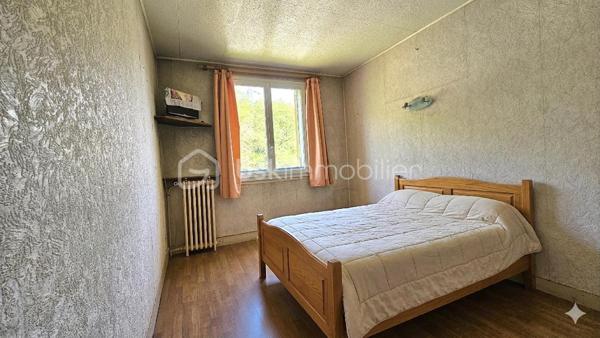 Idéalement situé à Chelles, au sein de la Résidence des Prés, découvrez le potentiel de cet appartement F4 de 61 m² qui n'attend que votre projet de rénovation pour révéler tout son cachet.

De la crèche au lycée, toutes les structures scolaires (maternelle, primaire, collège, lycée) et les commerces locaux sont à proximité immédiate.

La gare de Chelles-Gournay est accessible en seulement 10 minutes grâce aux lignes de bus situées au pied de l'immeuble.

Niché au 4ème et dernier étage (sans ascenseur), ce bien bénéficie d'une belle luminosité et d'un calme appréciable, sans vis-à-vis.

Cet appartement comprend : Une entrée desservant un double séjour lumineux donnant sur un balcon.
La configuration permet très facilement de créer une 3ème chambre selon vos besoins.

Il est composé également d’une cuisine indépendante, 2 chambres, une salle de douche, un WC séparé et un couloir équipé de rangements intégrés.

Une grande cave de 10 m² ainsi qu'une place de parking extérieure sécurisée complètent ce bien.

Pour améliorer la performance énergétique du logement et passer d'une note F à D, les travaux requis consistent principalement en l'isolation des murs par l'intérieur

LES PLUS :
+  Fenêtres double vitrage PVC
+ Les charges comprennent l’eau froide et le chauffage.
+ Idéalement situé
+ Résidence sécurisée