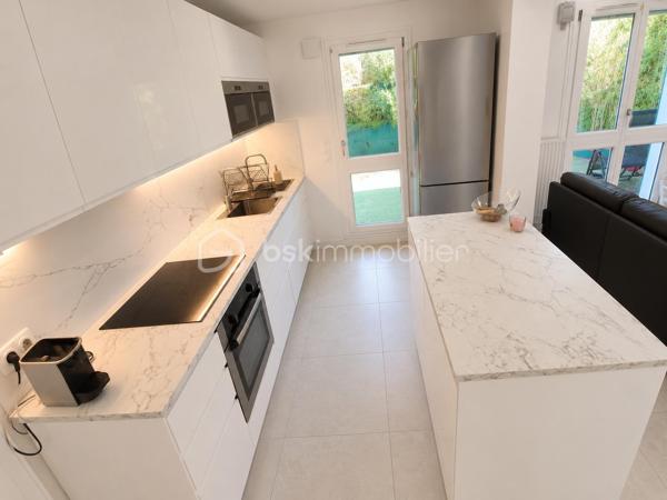 A découvrir sans tarder !

Située dans le secteur recherché des Chardonnerettes à Sarcelles, cette belle maison familiale de 85 m² habitables, édifiée sur un terrain de 216 m², séduira par ses volumes, son agencement et son jardin sans vis-à-vis.

Au rez-de-chaussée, vous découvrirez une entrée, un séjour lumineux avec salle à manger et cuisine ouverte, ainsi qu'un espace supplémentaire ouvert sur la pièce de vie, bénéficiant d'une fenêtre, idéal pour aménager un bureau, un espace télétravail, une salle de jeux ou une chambre d'appoint selon vos besoins. Vous trouverez également des WC séparés, un espace de rangement et un garage attenant.

A l'étage, vous trouverez 3 chambres, dont une suite parentale de 17 m ² avec salle d'eau privative, une salle de bain avec double vasque et des WC séparés.

Les combles aménagés de 27 m² offrent un véritable espace de vie supplémentaire avec salle d'eau et WC séparés, idéal pour crée une suite parentale, un espace indépendant , un bureau ou une salle de loisirs selon vos envies.

A l'extérieur, vous profiterez d'un agréable jardin sans vis-à-vis, parfait pour partager des moments en famille ou entre amis.

A proximité des écoles, des commerces et des transports, cette maison réunit confort, fonctionnalité et qualité de vie.

Une visite s'impose !