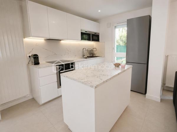 A découvrir sans tarder !

Située dans le secteur recherché des Chardonnerettes à Sarcelles, cette belle maison familiale de 85 m² habitables, édifiée sur un terrain de 216 m², séduira par ses volumes, son agencement et son jardin sans vis-à-vis.

Au rez-de-chaussée, vous découvrirez une entrée, un séjour lumineux avec salle à manger et cuisine ouverte, ainsi qu'un espace supplémentaire ouvert sur la pièce de vie, bénéficiant d'une fenêtre, idéal pour aménager un bureau, un espace télétravail, une salle de jeux ou une chambre d'appoint selon vos besoins. Vous trouverez également des WC séparés, un espace de rangement et un garage attenant.

A l'étage, vous trouverez 3 chambres, dont une suite parentale de 17 m ² avec salle d'eau privative, une salle de bain avec double vasque et des WC séparés.

Les combles aménagés de 27 m² offrent un véritable espace de vie supplémentaire avec salle d'eau et WC séparés, idéal pour crée une suite parentale, un espace indépendant , un bureau ou une salle de loisirs selon vos envies.

A l'extérieur, vous profiterez d'un agréable jardin sans vis-à-vis, parfait pour partager des moments en famille ou entre amis.

A proximité des écoles, des commerces et des transports, cette maison réunit confort, fonctionnalité et qualité de vie.

Une visite s'impose !