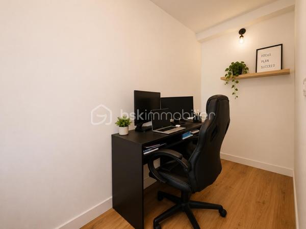A découvrir sans tarder !

Située dans le secteur recherché des Chardonnerettes à Sarcelles, cette belle maison familiale de 85 m² habitables, édifiée sur un terrain de 216 m², séduira par ses volumes, son agencement et son jardin sans vis-à-vis.

Au rez-de-chaussée, vous découvrirez une entrée, un séjour lumineux avec salle à manger et cuisine ouverte, ainsi qu'un espace supplémentaire ouvert sur la pièce de vie, bénéficiant d'une fenêtre, idéal pour aménager un bureau, un espace télétravail, une salle de jeux ou une chambre d'appoint selon vos besoins. Vous trouverez également des WC séparés, un espace de rangement et un garage attenant.

A l'étage, vous trouverez 3 chambres, dont une suite parentale de 17 m ² avec salle d'eau privative, une salle de bain avec double vasque et des WC séparés.

Les combles aménagés de 27 m² offrent un véritable espace de vie supplémentaire avec salle d'eau et WC séparés, idéal pour crée une suite parentale, un espace indépendant , un bureau ou une salle de loisirs selon vos envies.

A l'extérieur, vous profiterez d'un agréable jardin sans vis-à-vis, parfait pour partager des moments en famille ou entre amis.

A proximité des écoles, des commerces et des transports, cette maison réunit confort, fonctionnalité et qualité de vie.

Une visite s'impose !