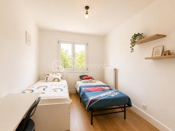 A découvrir sans tarder !

Située dans le secteur recherché des Chardonnerettes à Sarcelles, cette belle maison familiale de 85 m² habitables, édifiée sur un terrain de 216 m², séduira par ses volumes, son agencement et son jardin sans vis-à-vis.

Au rez-de-chaussée, vous découvrirez une entrée, un séjour lumineux avec salle à manger et cuisine ouverte, ainsi qu'un espace supplémentaire ouvert sur la pièce de vie, bénéficiant d'une fenêtre, idéal pour aménager un bureau, un espace télétravail, une salle de jeux ou une chambre d'appoint selon vos besoins. Vous trouverez également des WC séparés, un espace de rangement et un garage attenant.

A l'étage, vous trouverez 3 chambres, dont une suite parentale de 17 m ² avec salle d'eau privative, une salle de bain avec double vasque et des WC séparés.

Les combles aménagés de 27 m² offrent un véritable espace de vie supplémentaire avec salle d'eau et WC séparés, idéal pour crée une suite parentale, un espace indépendant , un bureau ou une salle de loisirs selon vos envies.

A l'extérieur, vous profiterez d'un agréable jardin sans vis-à-vis, parfait pour partager des moments en famille ou entre amis.

A proximité des écoles, des commerces et des transports, cette maison réunit confort, fonctionnalité et qualité de vie.

Une visite s'impose !