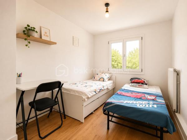 A découvrir sans tarder !

Située dans le secteur recherché des Chardonnerettes à Sarcelles, cette belle maison familiale de 85 m² habitables, édifiée sur un terrain de 216 m², séduira par ses volumes, son agencement et son jardin sans vis-à-vis.

Au rez-de-chaussée, vous découvrirez une entrée, un séjour lumineux avec salle à manger et cuisine ouverte, ainsi qu'un espace supplémentaire ouvert sur la pièce de vie, bénéficiant d'une fenêtre, idéal pour aménager un bureau, un espace télétravail, une salle de jeux ou une chambre d'appoint selon vos besoins. Vous trouverez également des WC séparés, un espace de rangement et un garage attenant.

A l'étage, vous trouverez 3 chambres, dont une suite parentale de 17 m ² avec salle d'eau privative, une salle de bain avec double vasque et des WC séparés.

Les combles aménagés de 27 m² offrent un véritable espace de vie supplémentaire avec salle d'eau et WC séparés, idéal pour crée une suite parentale, un espace indépendant , un bureau ou une salle de loisirs selon vos envies.

A l'extérieur, vous profiterez d'un agréable jardin sans vis-à-vis, parfait pour partager des moments en famille ou entre amis.

A proximité des écoles, des commerces et des transports, cette maison réunit confort, fonctionnalité et qualité de vie.

Une visite s'impose !