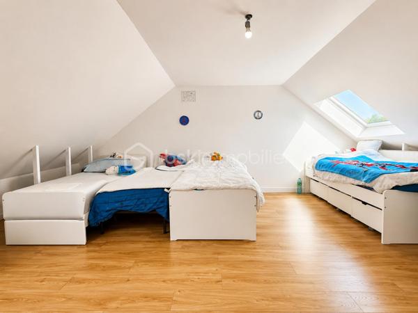 A découvrir sans tarder !

Située dans le secteur recherché des Chardonnerettes à Sarcelles, cette belle maison familiale de 85 m² habitables, édifiée sur un terrain de 216 m², séduira par ses volumes, son agencement et son jardin sans vis-à-vis.

Au rez-de-chaussée, vous découvrirez une entrée, un séjour lumineux avec salle à manger et cuisine ouverte, ainsi qu'un espace supplémentaire ouvert sur la pièce de vie, bénéficiant d'une fenêtre, idéal pour aménager un bureau, un espace télétravail, une salle de jeux ou une chambre d'appoint selon vos besoins. Vous trouverez également des WC séparés, un espace de rangement et un garage attenant.

A l'étage, vous trouverez 3 chambres, dont une suite parentale de 17 m ² avec salle d'eau privative, une salle de bain avec double vasque et des WC séparés.

Les combles aménagés de 27 m² offrent un véritable espace de vie supplémentaire avec salle d'eau et WC séparés, idéal pour crée une suite parentale, un espace indépendant , un bureau ou une salle de loisirs selon vos envies.

A l'extérieur, vous profiterez d'un agréable jardin sans vis-à-vis, parfait pour partager des moments en famille ou entre amis.

A proximité des écoles, des commerces et des transports, cette maison réunit confort, fonctionnalité et qualité de vie.

Une visite s'impose !