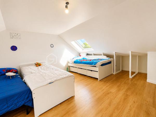 A découvrir sans tarder !

Située dans le secteur recherché des Chardonnerettes à Sarcelles, cette belle maison familiale de 85 m² habitables, édifiée sur un terrain de 216 m², séduira par ses volumes, son agencement et son jardin sans vis-à-vis.

Au rez-de-chaussée, vous découvrirez une entrée, un séjour lumineux avec salle à manger et cuisine ouverte, ainsi qu'un espace supplémentaire ouvert sur la pièce de vie, bénéficiant d'une fenêtre, idéal pour aménager un bureau, un espace télétravail, une salle de jeux ou une chambre d'appoint selon vos besoins. Vous trouverez également des WC séparés, un espace de rangement et un garage attenant.

A l'étage, vous trouverez 3 chambres, dont une suite parentale de 17 m ² avec salle d'eau privative, une salle de bain avec double vasque et des WC séparés.

Les combles aménagés de 27 m² offrent un véritable espace de vie supplémentaire avec salle d'eau et WC séparés, idéal pour crée une suite parentale, un espace indépendant , un bureau ou une salle de loisirs selon vos envies.

A l'extérieur, vous profiterez d'un agréable jardin sans vis-à-vis, parfait pour partager des moments en famille ou entre amis.

A proximité des écoles, des commerces et des transports, cette maison réunit confort, fonctionnalité et qualité de vie.

Une visite s'impose !