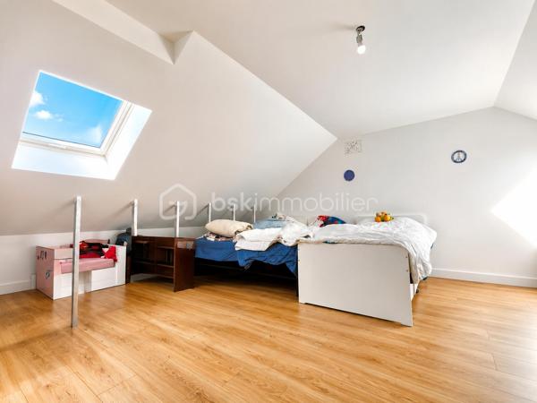A découvrir sans tarder !

Située dans le secteur recherché des Chardonnerettes à Sarcelles, cette belle maison familiale de 85 m² habitables, édifiée sur un terrain de 216 m², séduira par ses volumes, son agencement et son jardin sans vis-à-vis.

Au rez-de-chaussée, vous découvrirez une entrée, un séjour lumineux avec salle à manger et cuisine ouverte, ainsi qu'un espace supplémentaire ouvert sur la pièce de vie, bénéficiant d'une fenêtre, idéal pour aménager un bureau, un espace télétravail, une salle de jeux ou une chambre d'appoint selon vos besoins. Vous trouverez également des WC séparés, un espace de rangement et un garage attenant.

A l'étage, vous trouverez 3 chambres, dont une suite parentale de 17 m ² avec salle d'eau privative, une salle de bain avec double vasque et des WC séparés.

Les combles aménagés de 27 m² offrent un véritable espace de vie supplémentaire avec salle d'eau et WC séparés, idéal pour crée une suite parentale, un espace indépendant , un bureau ou une salle de loisirs selon vos envies.

A l'extérieur, vous profiterez d'un agréable jardin sans vis-à-vis, parfait pour partager des moments en famille ou entre amis.

A proximité des écoles, des commerces et des transports, cette maison réunit confort, fonctionnalité et qualité de vie.

Une visite s'impose !